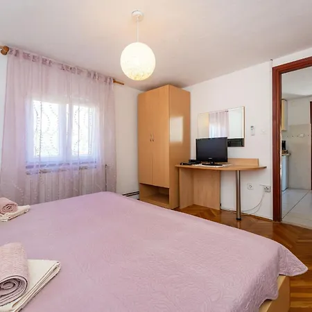 Apartment And Adriana