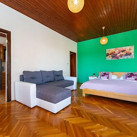 Apartment And Adriana