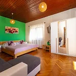 Appartement And Adriana *